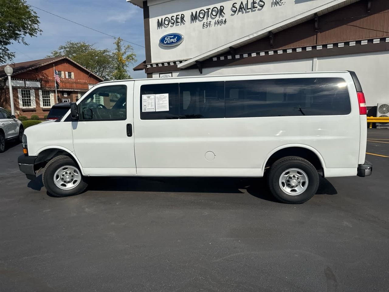 Chevrolet Express Passenger RWD 3500 155" LT 2018