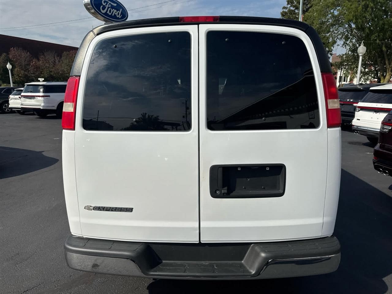 Chevrolet Express Passenger RWD 3500 155" LT 2018