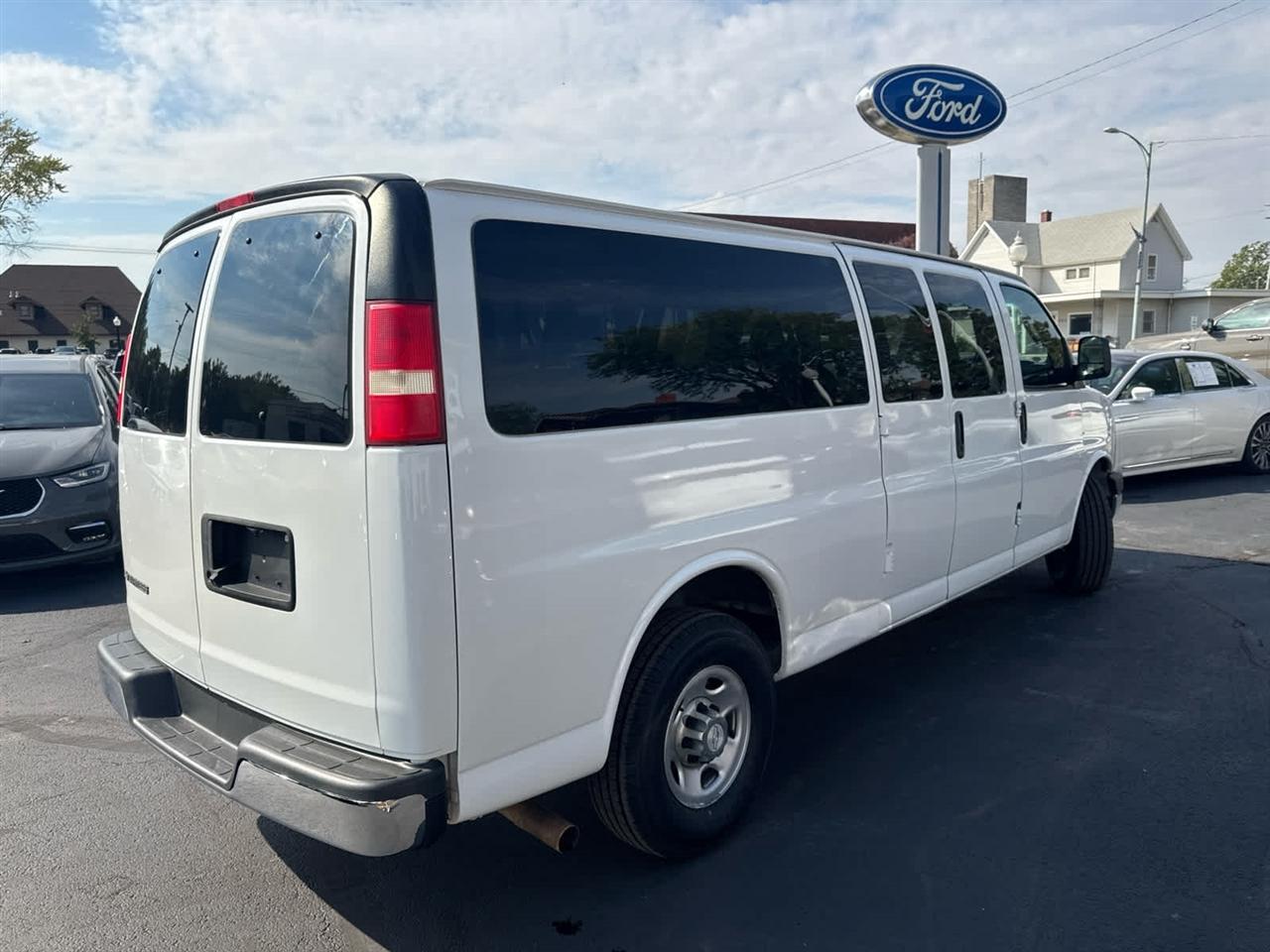 Chevrolet Express Passenger RWD 3500 155" LT 2018