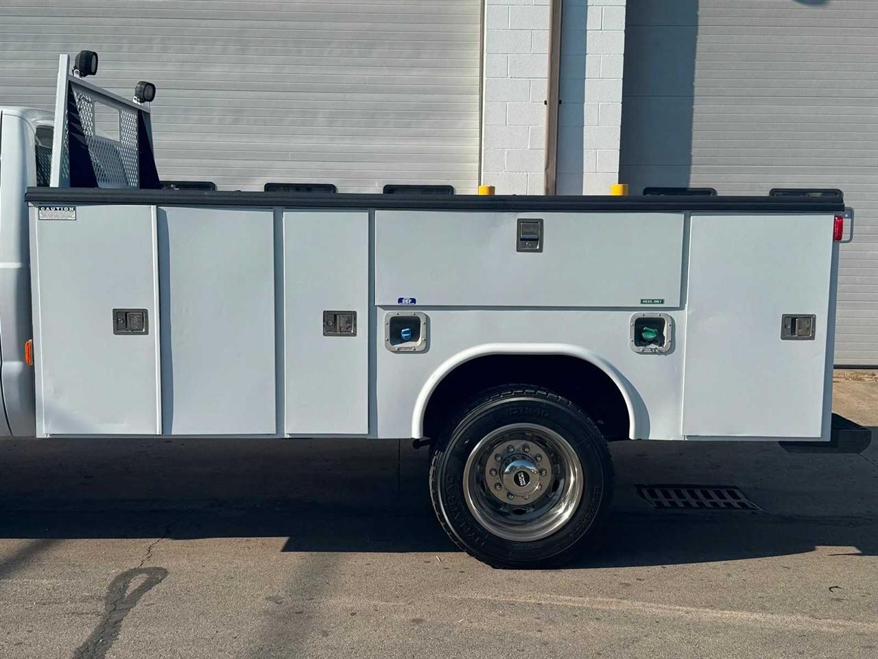 Ford Super Duty F-550 DRW 4WD SuperCab 186" WB 84" CA XLT 2014