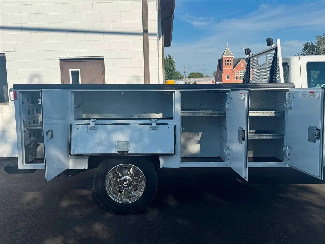 Ford Super Duty F-550 DRW 4WD SuperCab 186" WB 84" CA XLT 2014