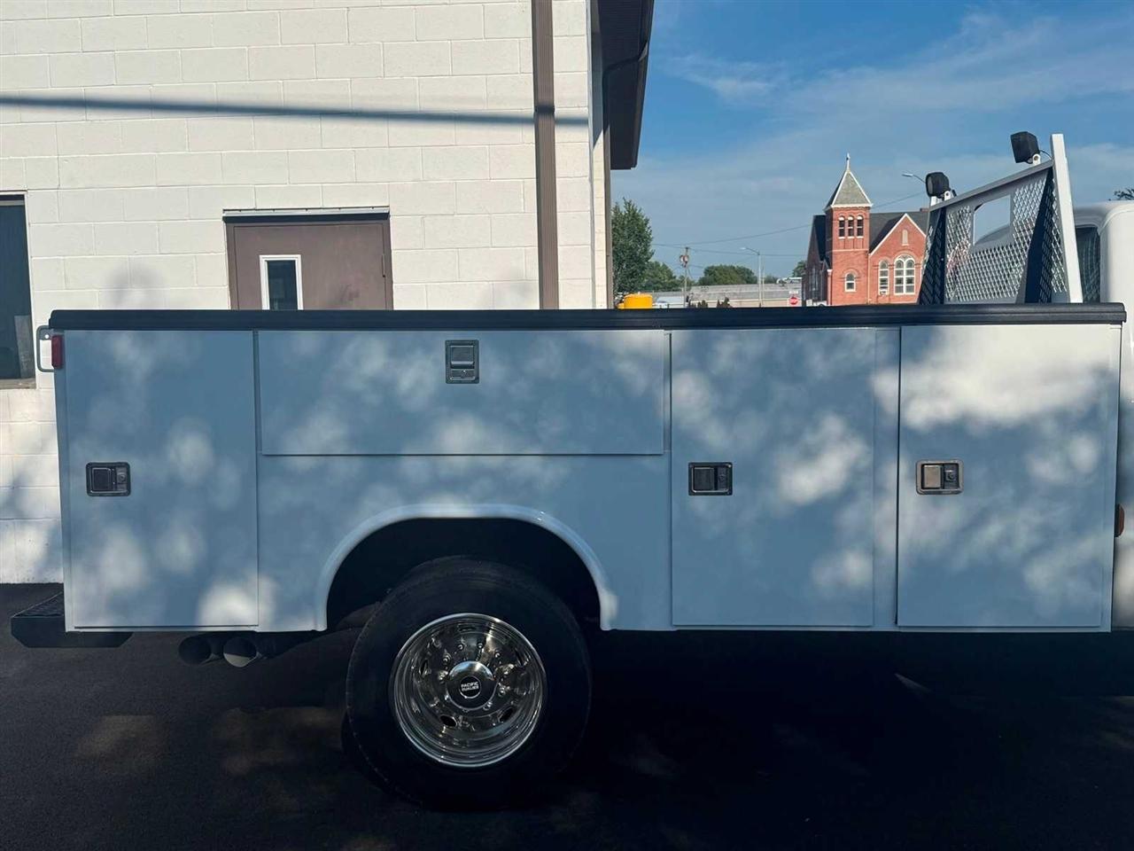 Ford Super Duty F-550 DRW 4WD SuperCab 186" WB 84" CA XLT 2014