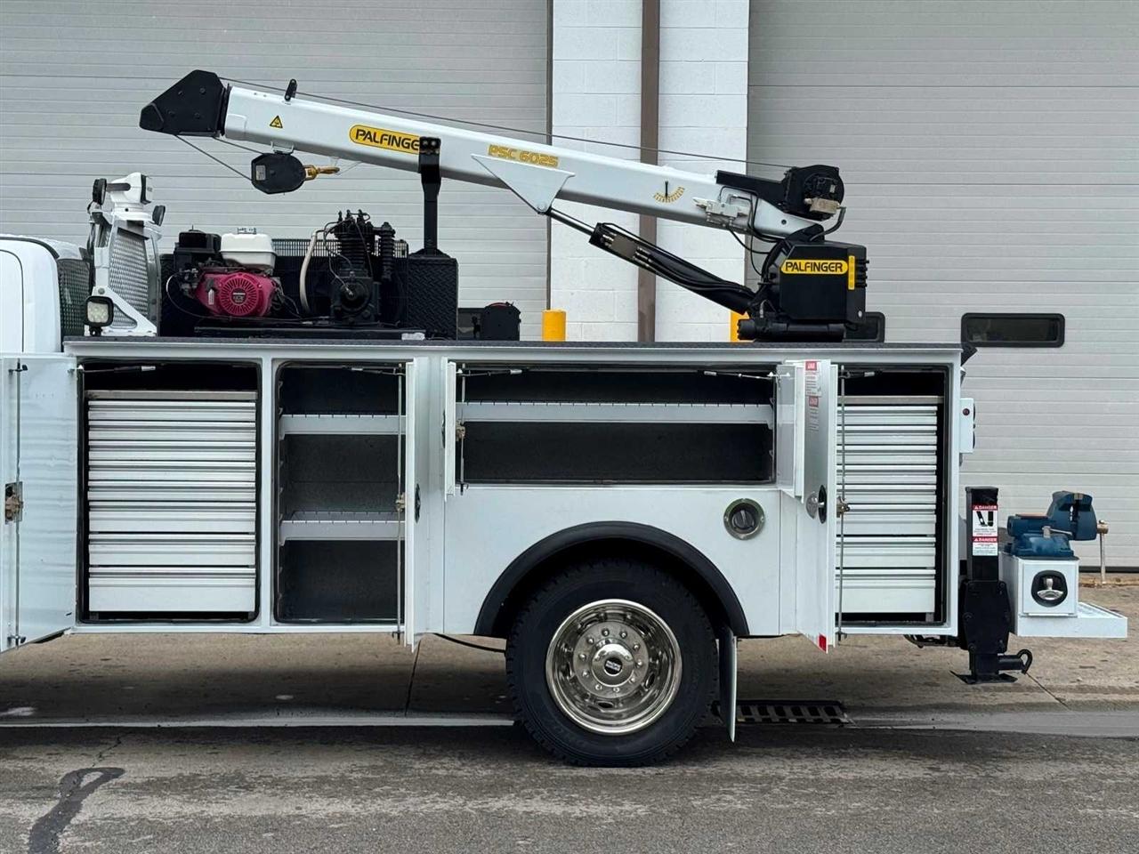 Ford Super Duty F-550 DRW XL 4WD SuperCab 168" WB 60" CA 2019