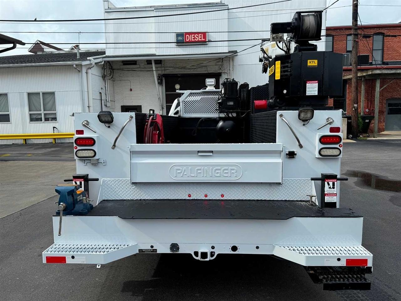 Ford Super Duty F-550 DRW XL 4WD SuperCab 168" WB 60" CA 2019