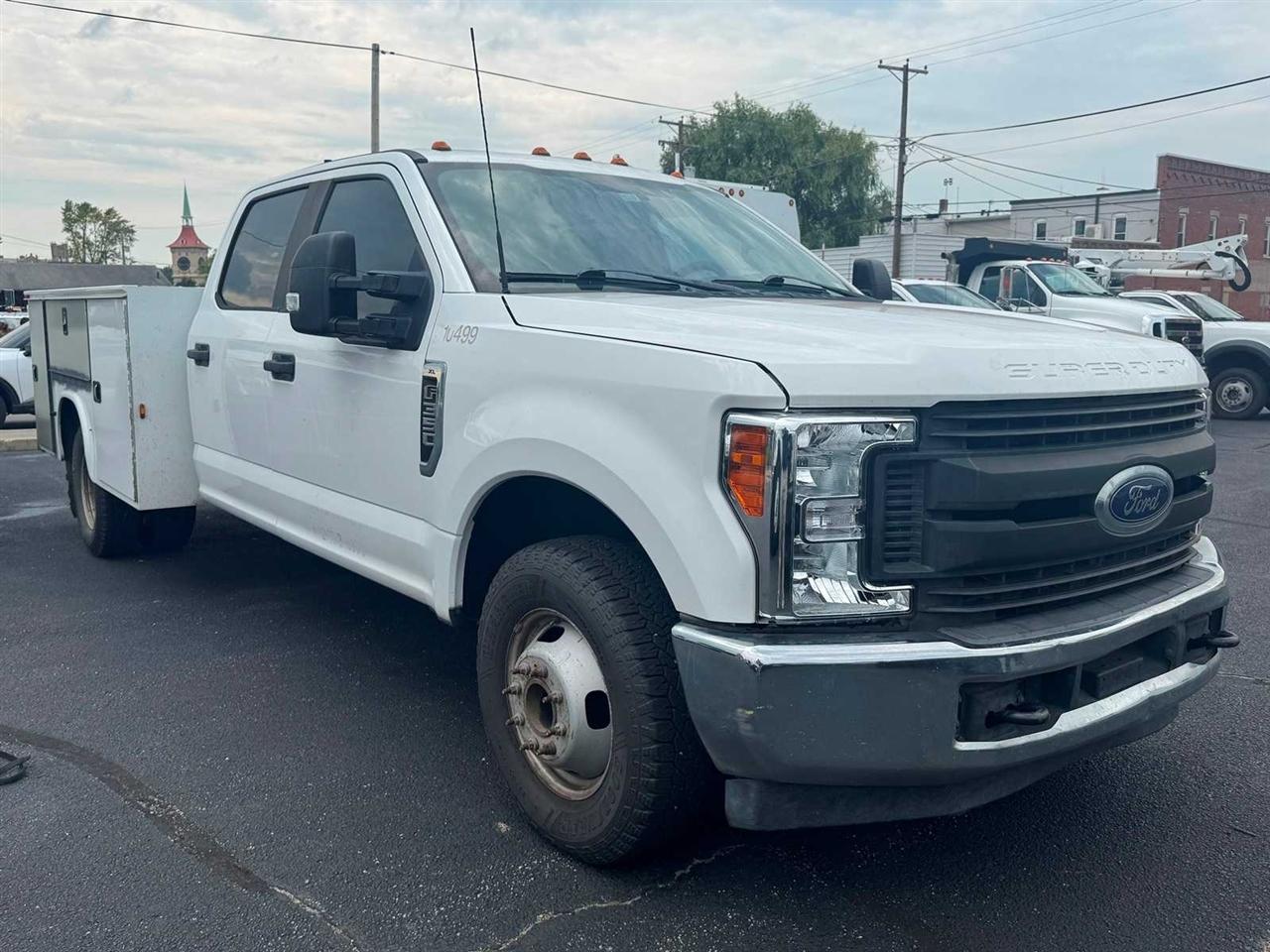 Ford Super Duty F-350 DRW XL 2WD Crew Cab 179" WB 60" CA 2019