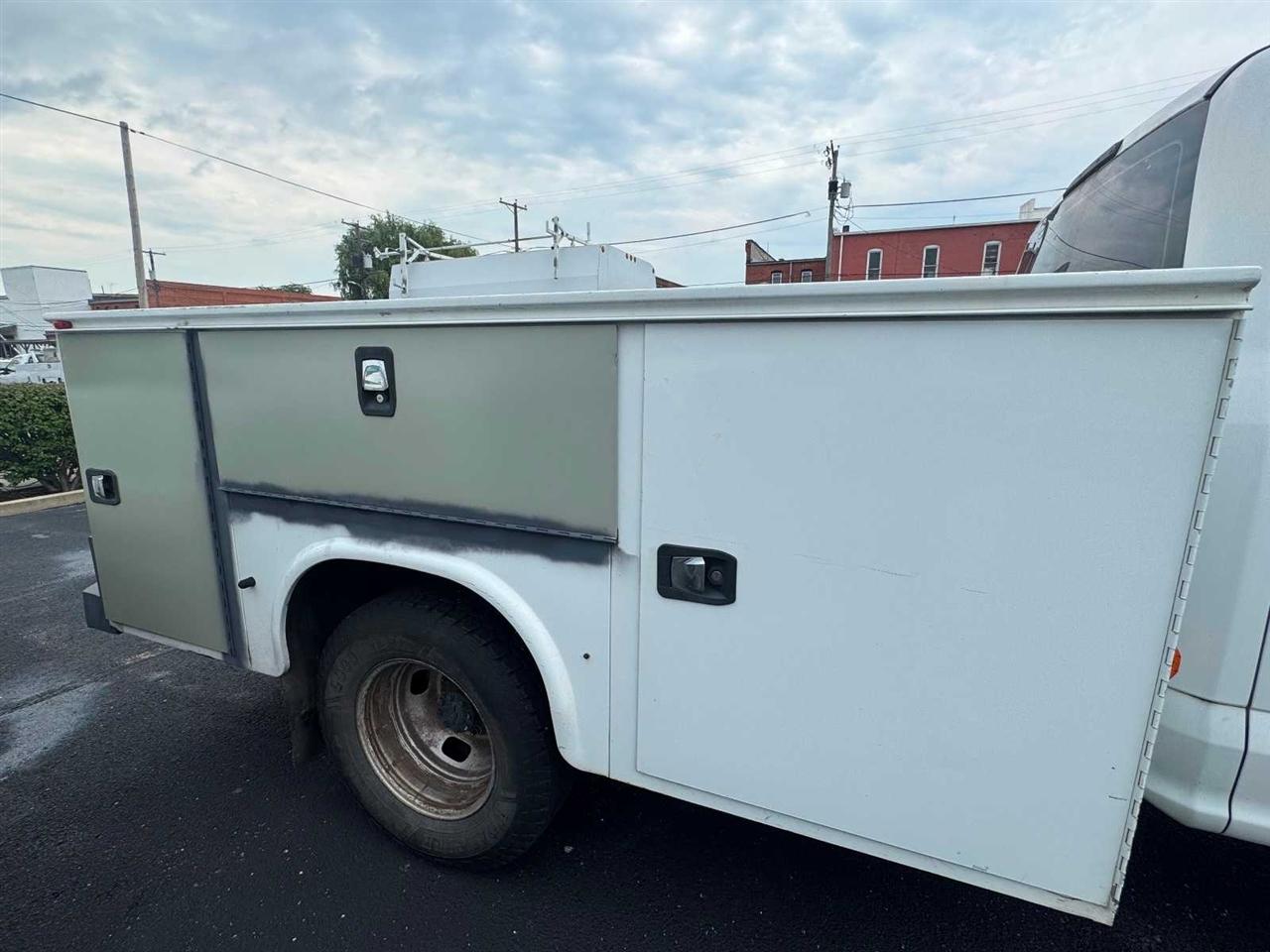 Ford Super Duty F-350 DRW XL 2WD Crew Cab 179" WB 60" CA 2019