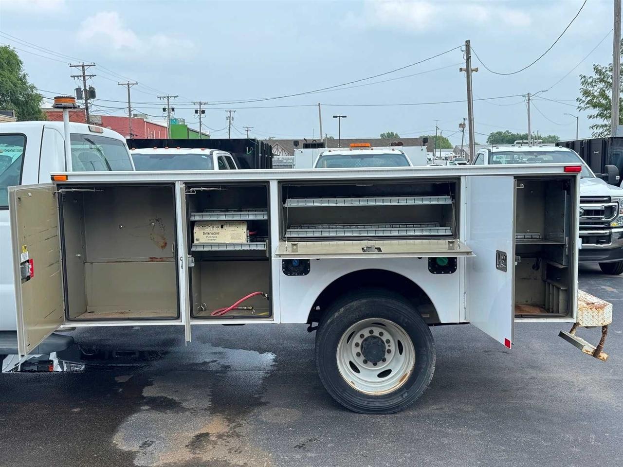 Ford Super Duty F-550 DRW 2WD Reg Cab 141" WB 60" CA XLT 2011