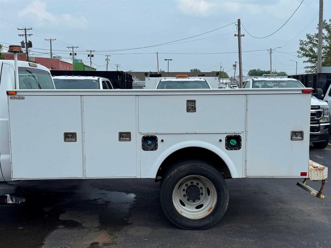 Ford Super Duty F-550 DRW 2WD Reg Cab 141" WB 60" CA XLT 2011