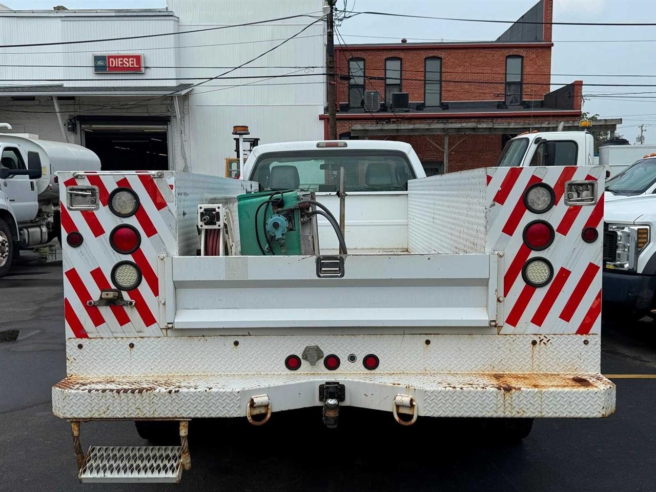 Ford Super Duty F-550 DRW 2WD Reg Cab 141" WB 60" CA XLT 2011