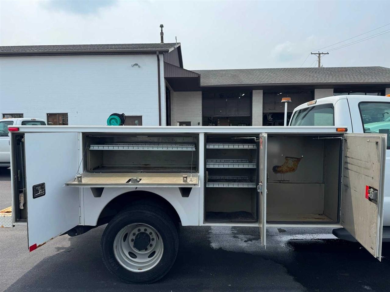 Ford Super Duty F-550 DRW 2WD Reg Cab 141" WB 60" CA XLT 2011