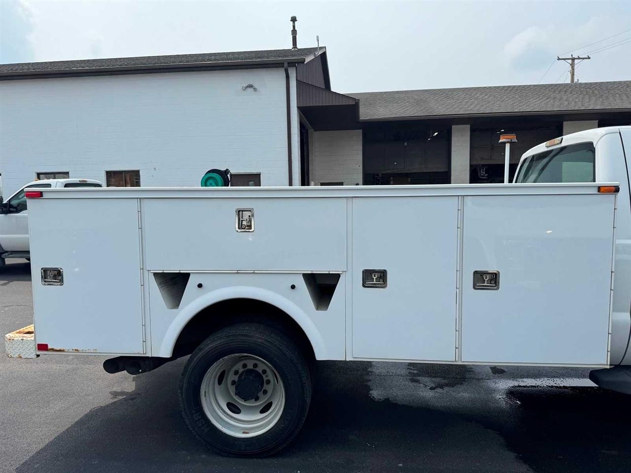 Ford Super Duty F-550 DRW 2WD Reg Cab 141" WB 60" CA XLT 2011