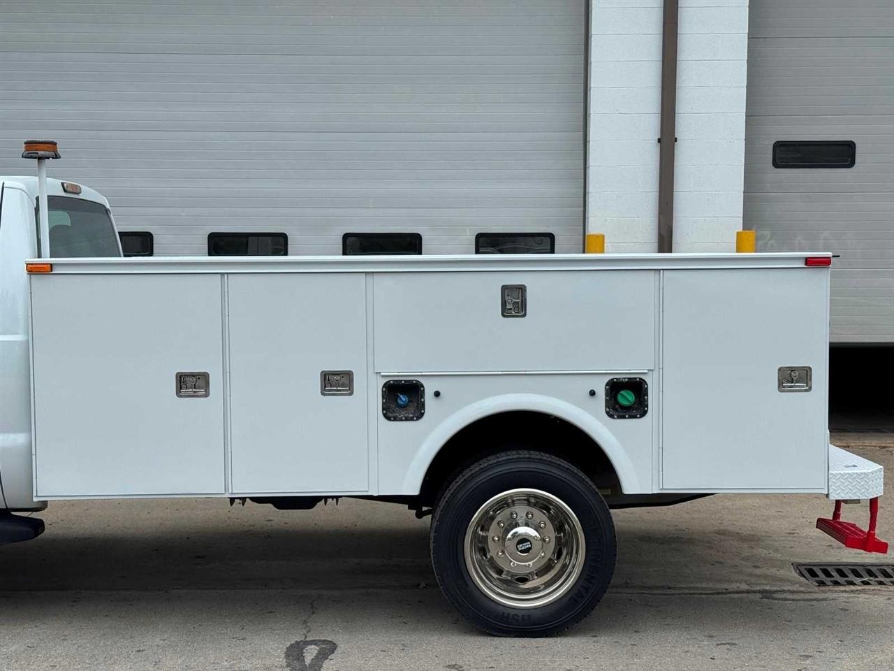 Ford Super Duty F-550 DRW 2WD Reg Cab 141" WB 60" CA XL 2011