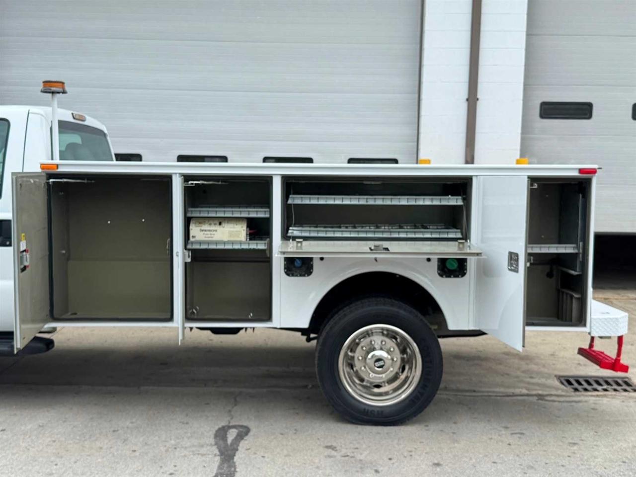 Ford Super Duty F-550 DRW 2WD Reg Cab 141" WB 60" CA XL 2011