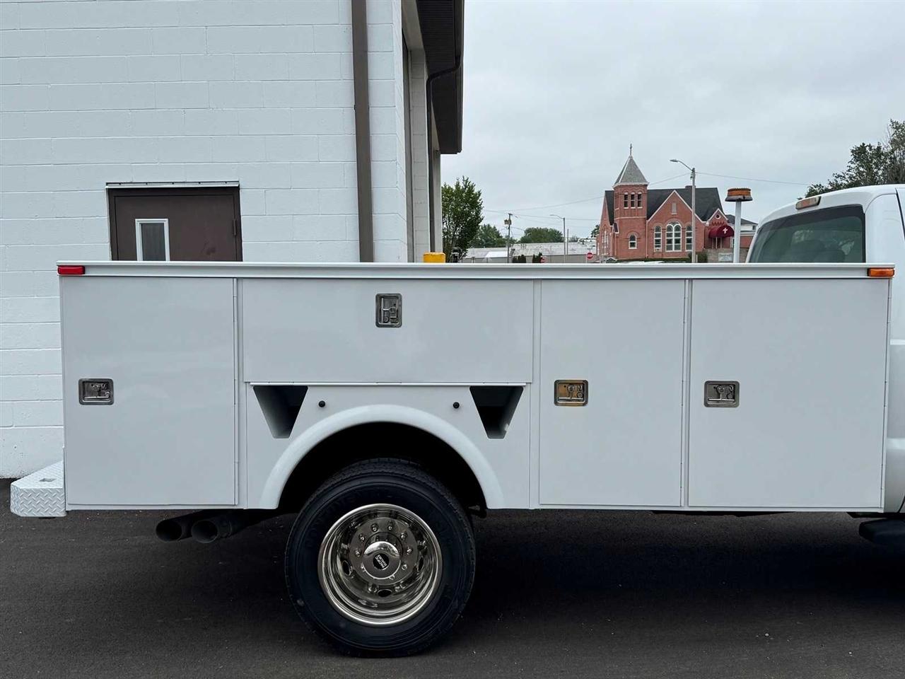 Ford Super Duty F-550 DRW 2WD Reg Cab 141" WB 60" CA XL 2011