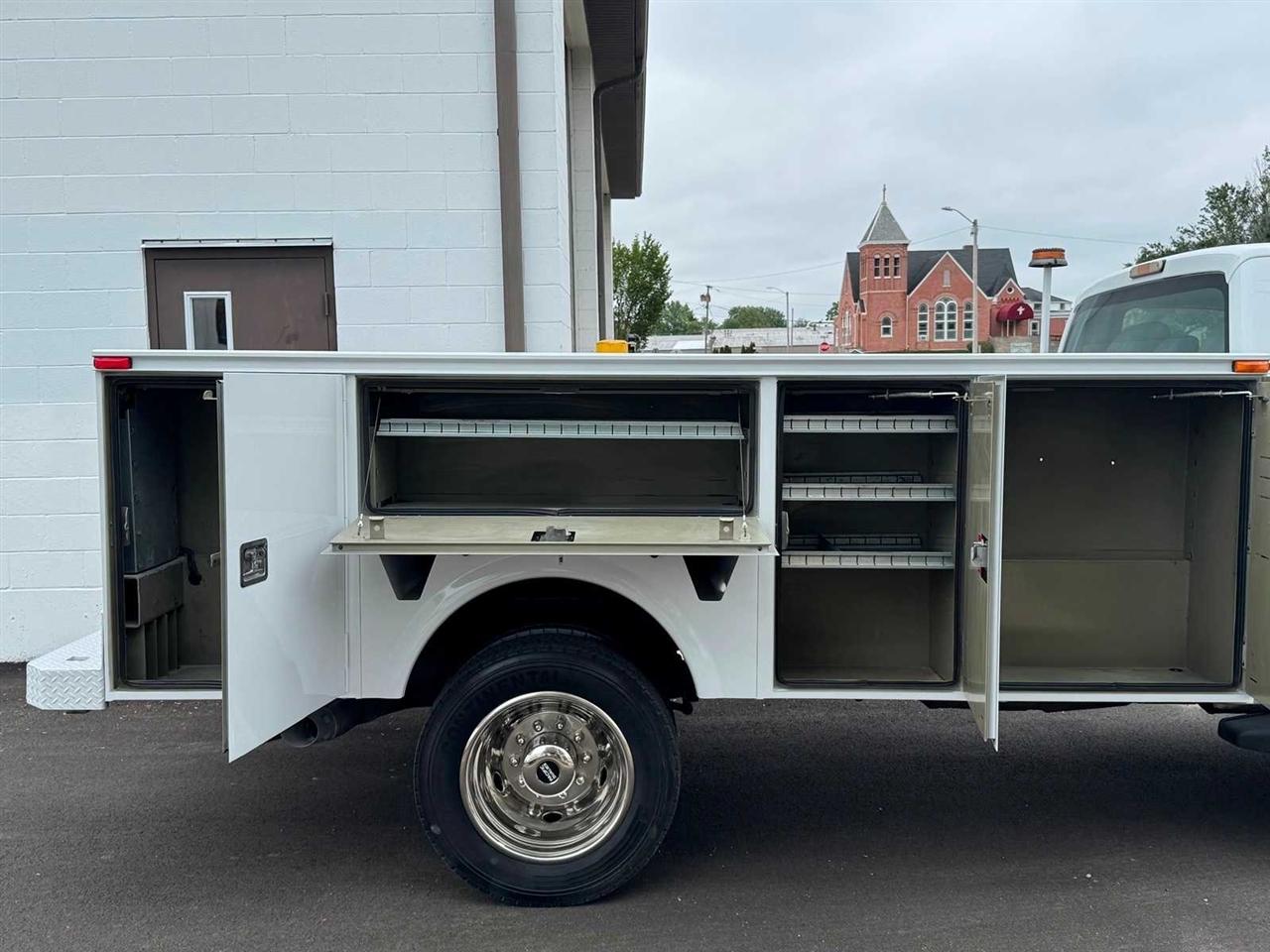 Ford Super Duty F-550 DRW 2WD Reg Cab 141" WB 60" CA XL 2011