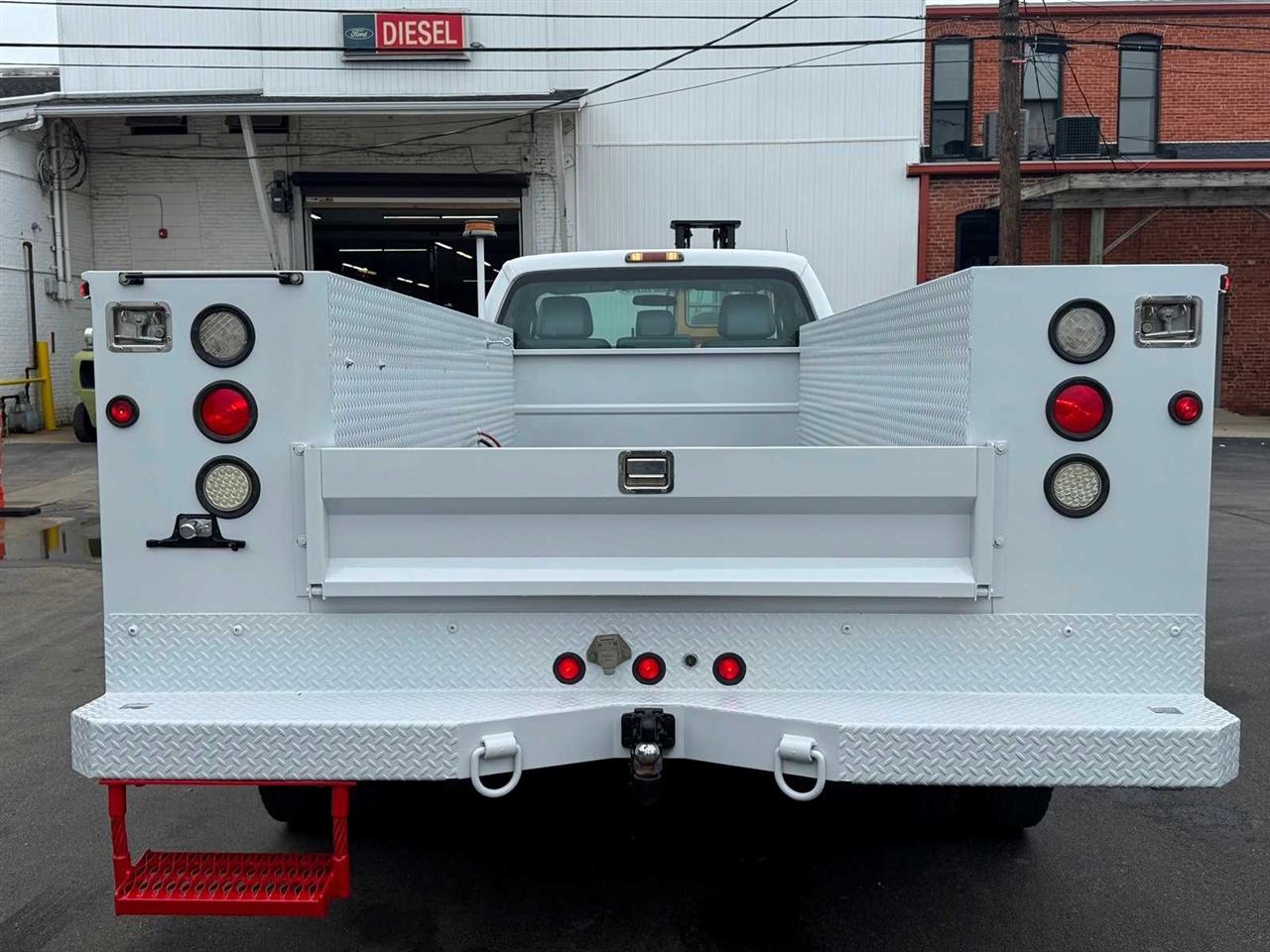 Ford Super Duty F-550 DRW 2WD Reg Cab 141" WB 60" CA XL 2011