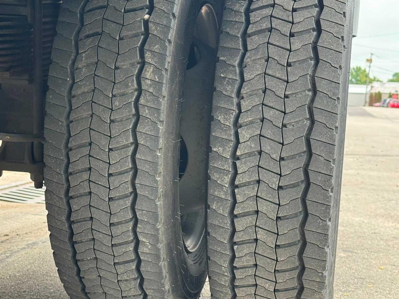 Ford Super Duty F-550 DRW 2WD Reg Cab 141" WB 60" CA XL 2011