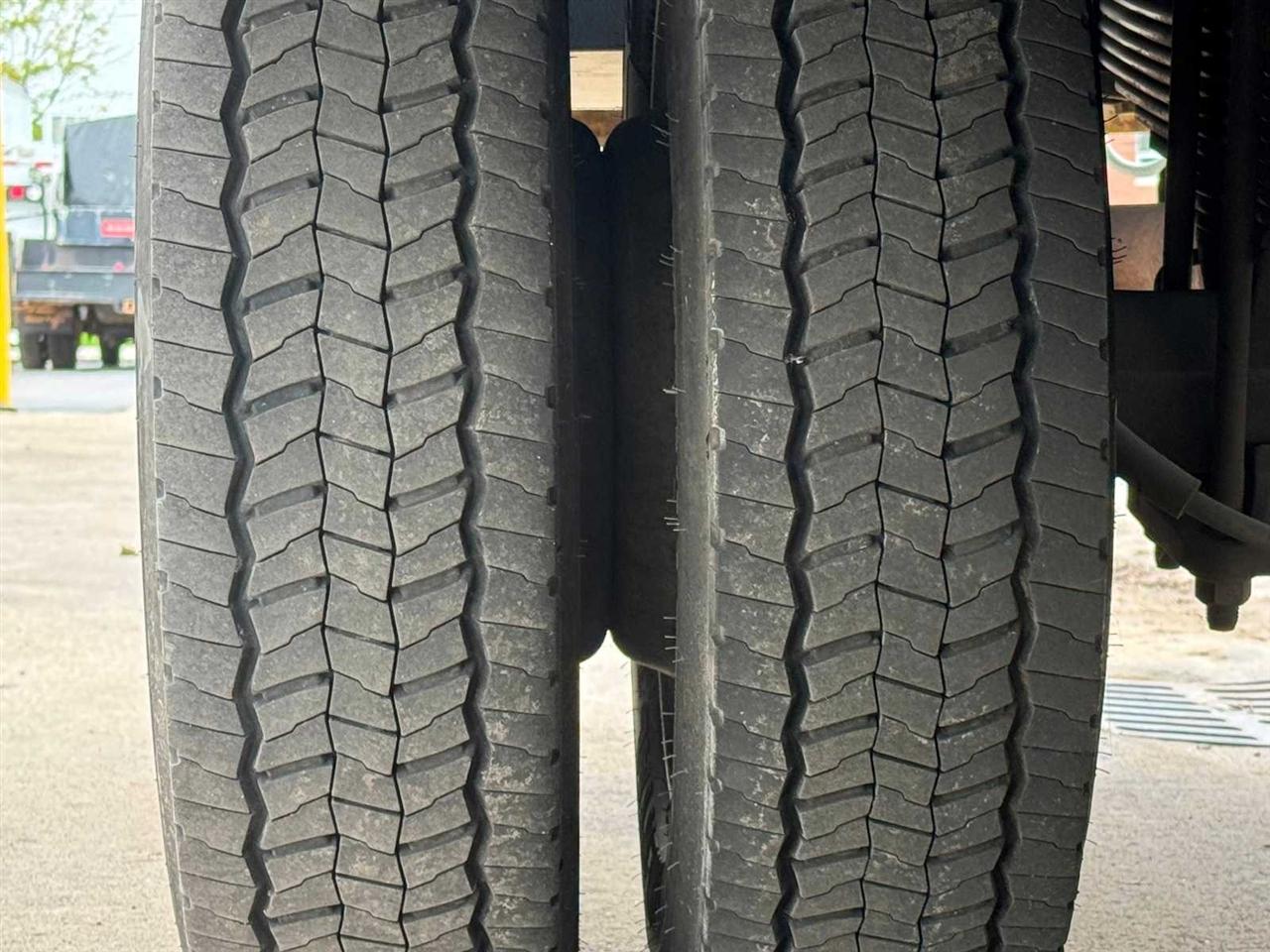 Ford Super Duty F-550 DRW 2WD Reg Cab 141" WB 60" CA XL 2011