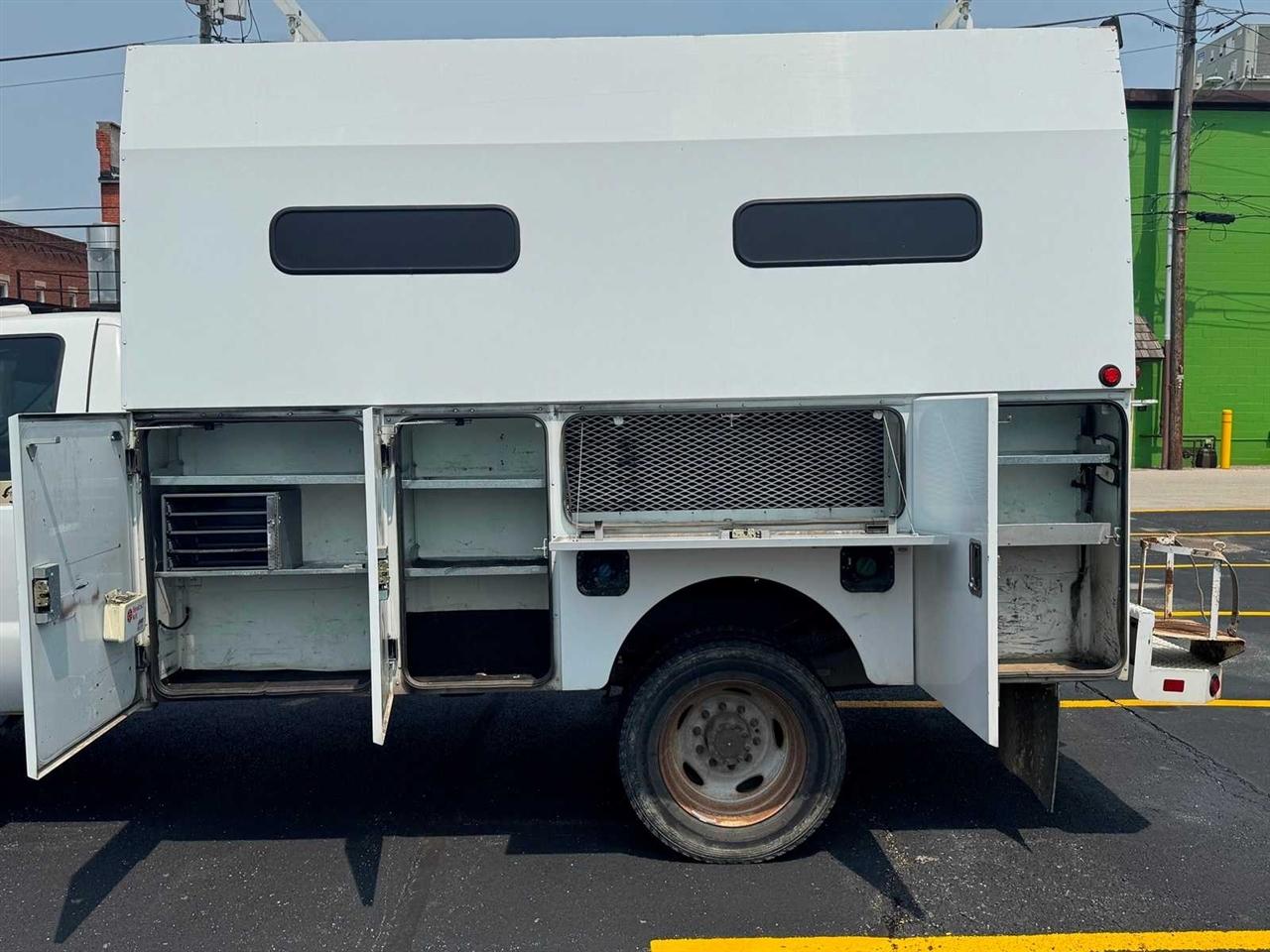 Ford Super Duty F-550 DRW 2WD Reg Cab 141" WB 60" CA XL 2011
