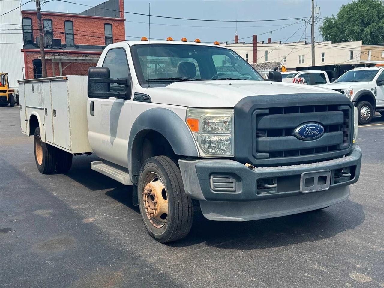 Ford Super Duty F-550 DRW 2WD Reg Cab 165" WB 84" CA XLT 2015