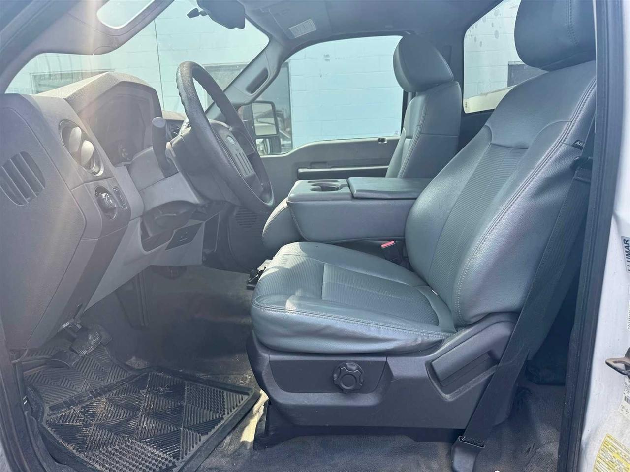 Ford Super Duty F-550 DRW 2WD Reg Cab 165" WB 84" CA XLT 2015