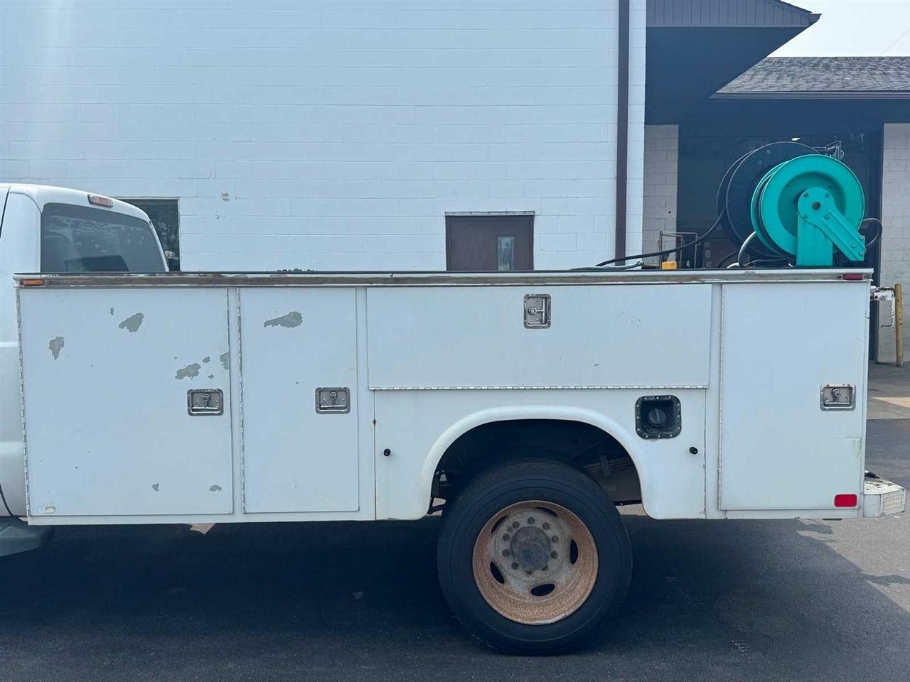 Ford Super Duty F-550 DRW 2WD Reg Cab 165" WB 84" CA XLT 2015