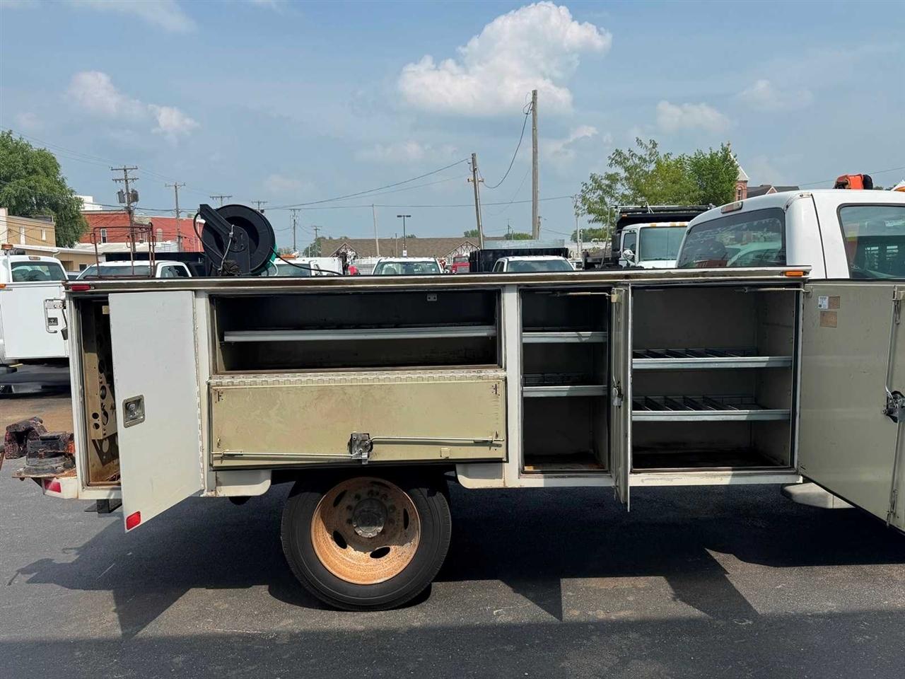Ford Super Duty F-550 DRW 2WD Reg Cab 165" WB 84" CA XLT 2015