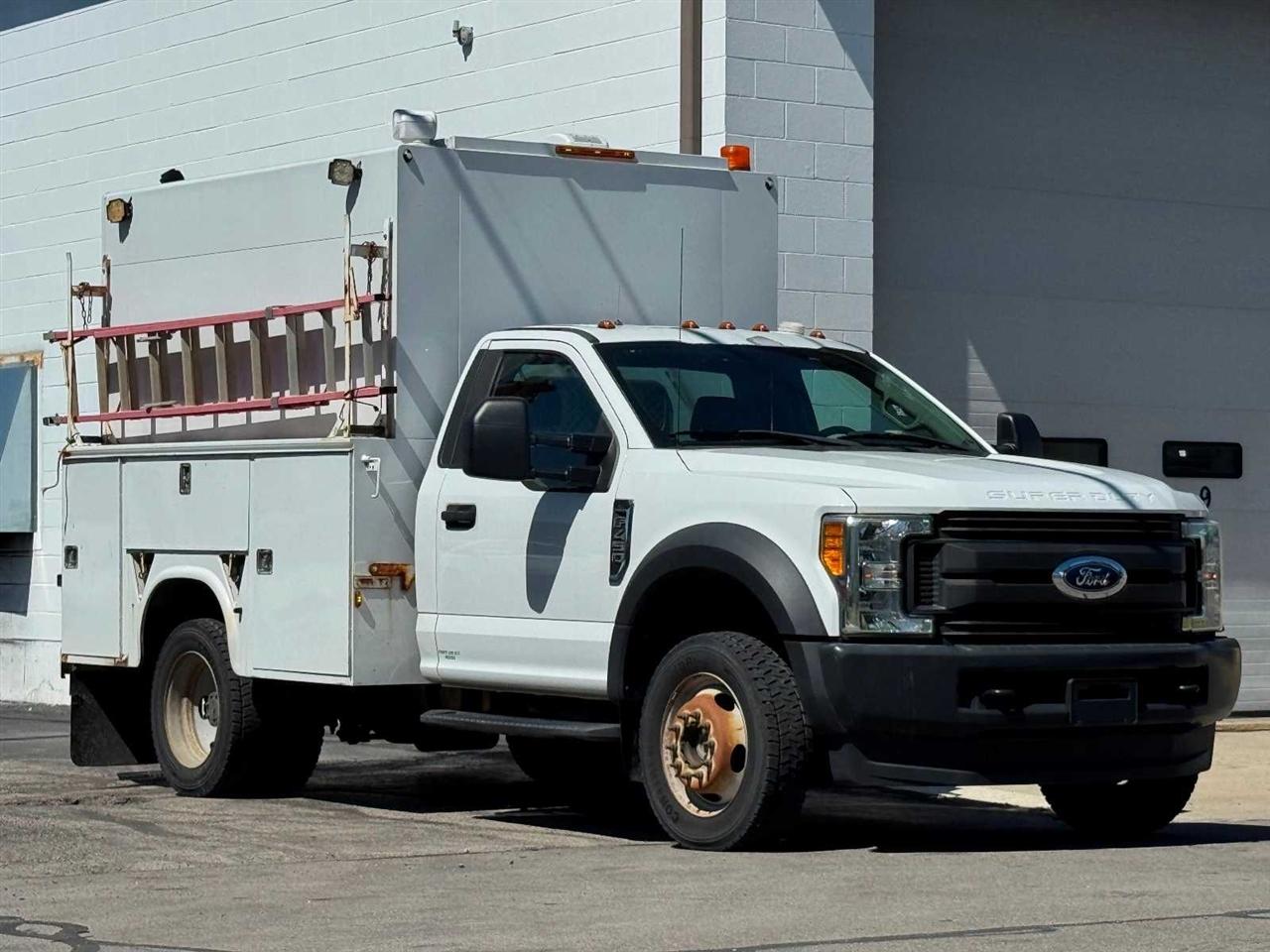 Ford Super Duty F-450 DRW XLT 4WD Reg Cab 205" WB 120" CA 2017