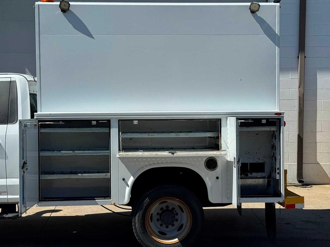 Ford Super Duty F-450 DRW XLT 4WD Reg Cab 205" WB 120" CA 2017