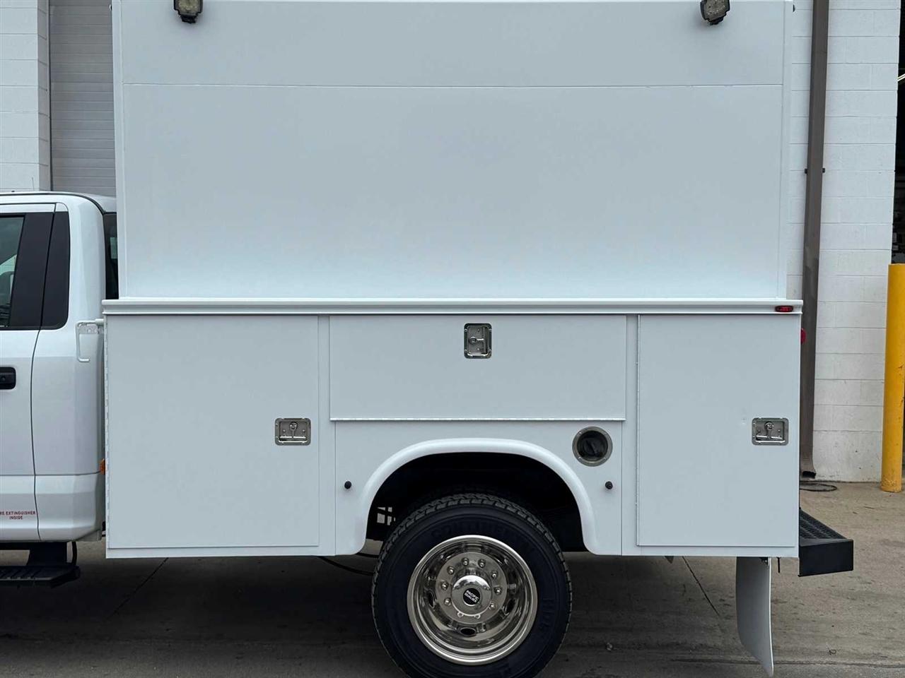Ford Super Duty F-450 DRW XLT 4WD Reg Cab 205" WB 120" CA 2017