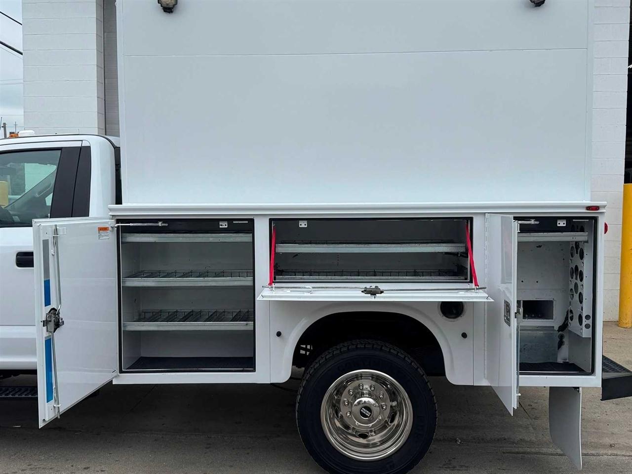 Ford Super Duty F-450 DRW XLT 4WD Reg Cab 205" WB 120" CA 2017