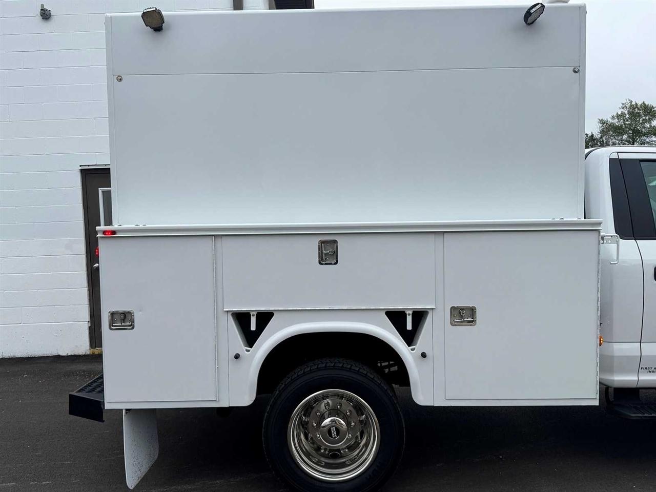 Ford Super Duty F-450 DRW XLT 4WD Reg Cab 205" WB 120" CA 2017