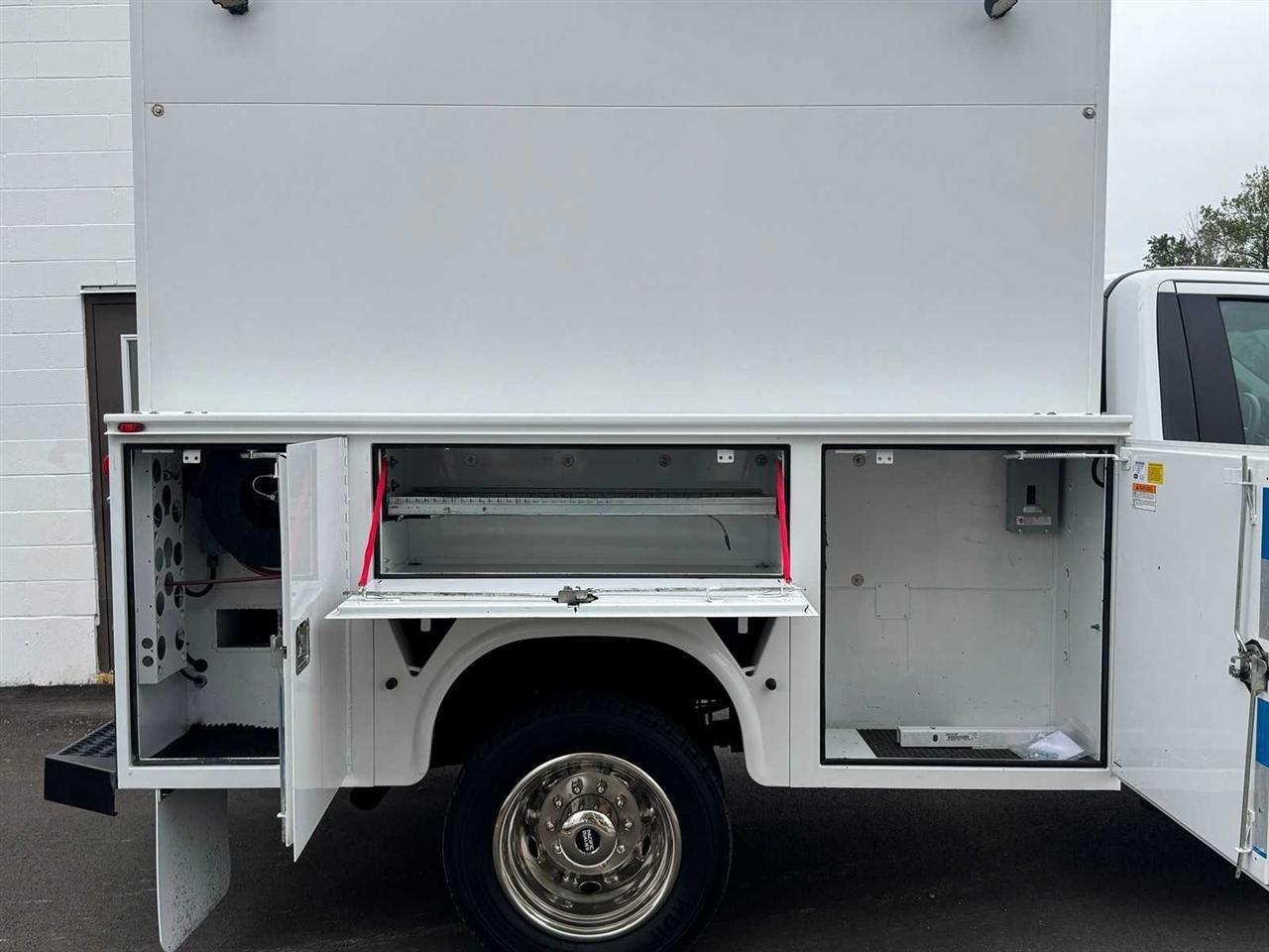 Ford Super Duty F-450 DRW XLT 4WD Reg Cab 205" WB 120" CA 2017