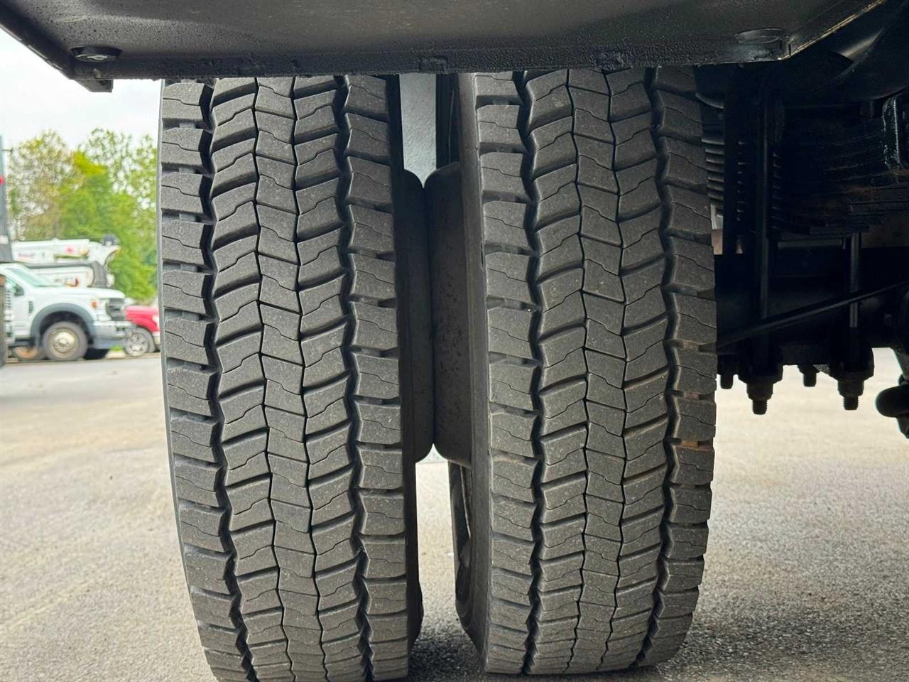 Ford Super Duty F-450 DRW XLT 4WD Reg Cab 205" WB 120" CA 2017