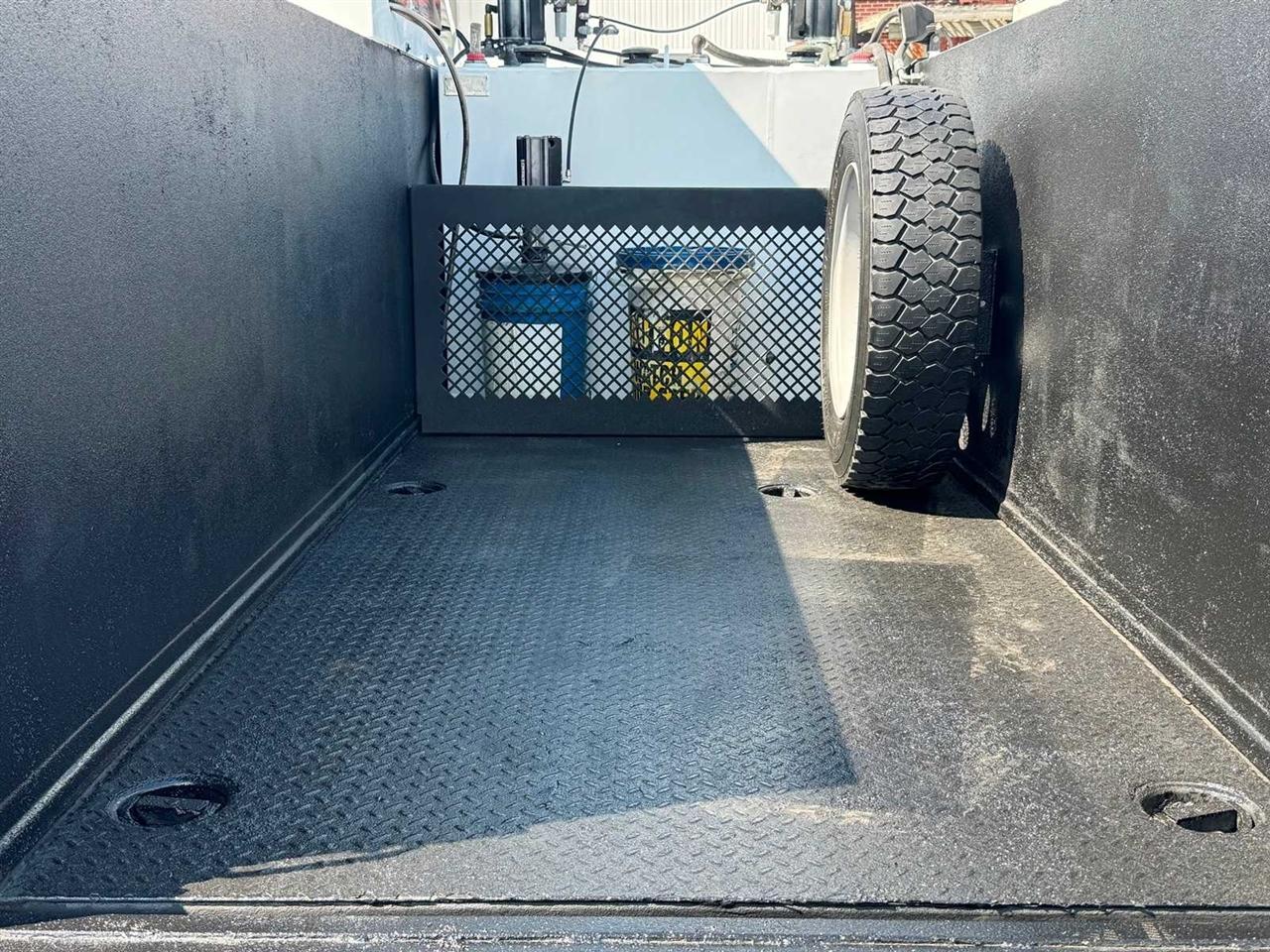 Ford Super Duty F-550 DRW 4WD Reg Cab 141" WB 60" CA XL 2015