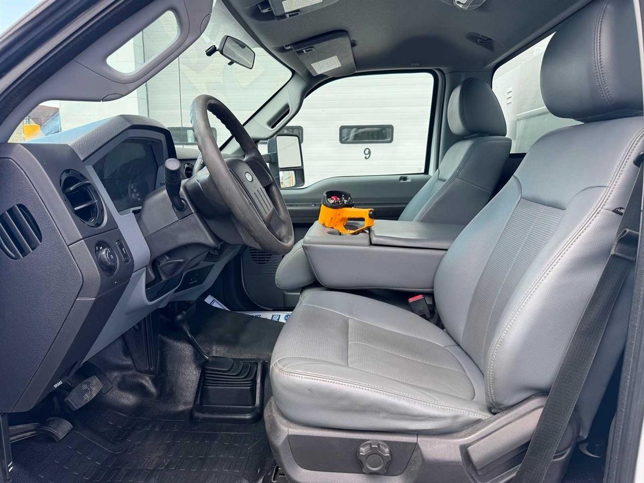 Ford Super Duty F-550 DRW 4WD Reg Cab 141" WB 60" CA XL 2015