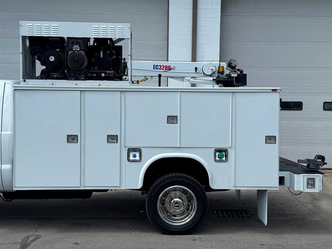 Ford Super Duty F-550 DRW 4WD Reg Cab 141" WB 60" CA XL 2015