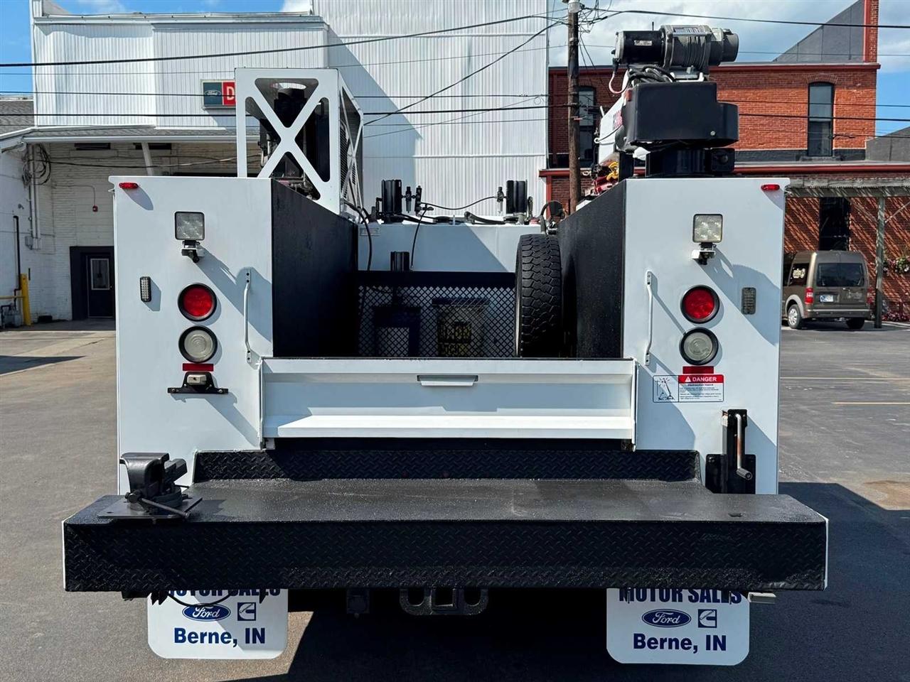 Ford Super Duty F-550 DRW 4WD Reg Cab 141" WB 60" CA XL 2015