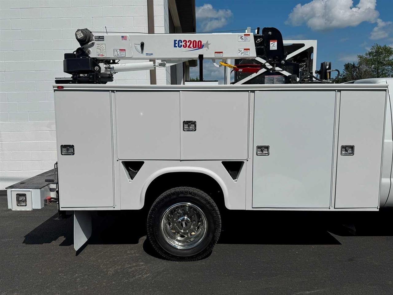 Ford Super Duty F-550 DRW 4WD Reg Cab 141" WB 60" CA XL 2015