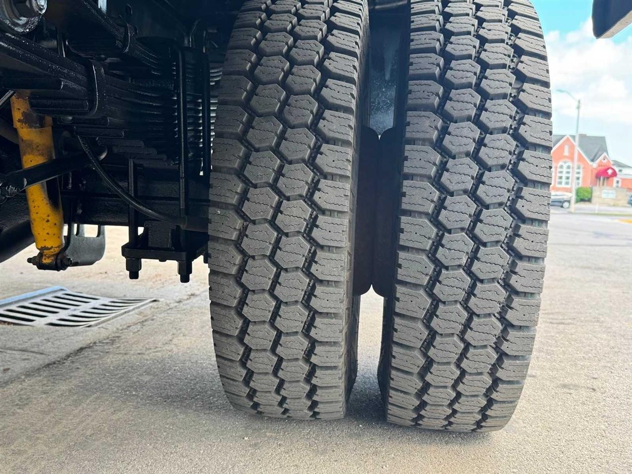 Ford Super Duty F-550 DRW 4WD Reg Cab 141" WB 60" CA XL 2015