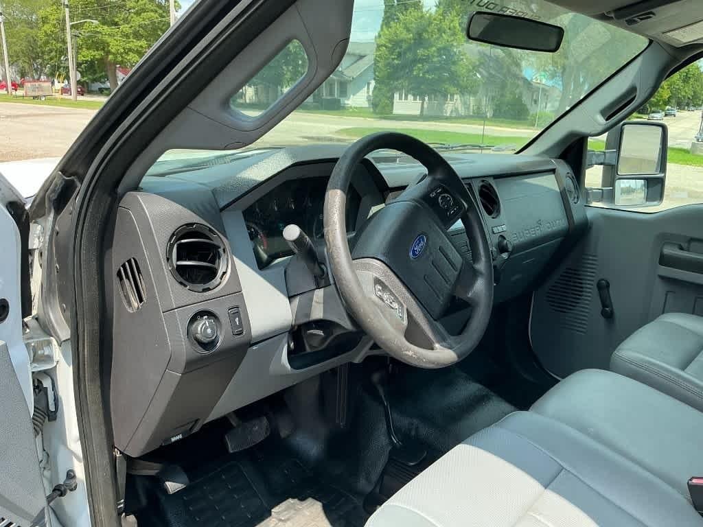 Ford Super Duty F-550 DRW 4WD Reg Cab 141" WB 60" CA XL 2012