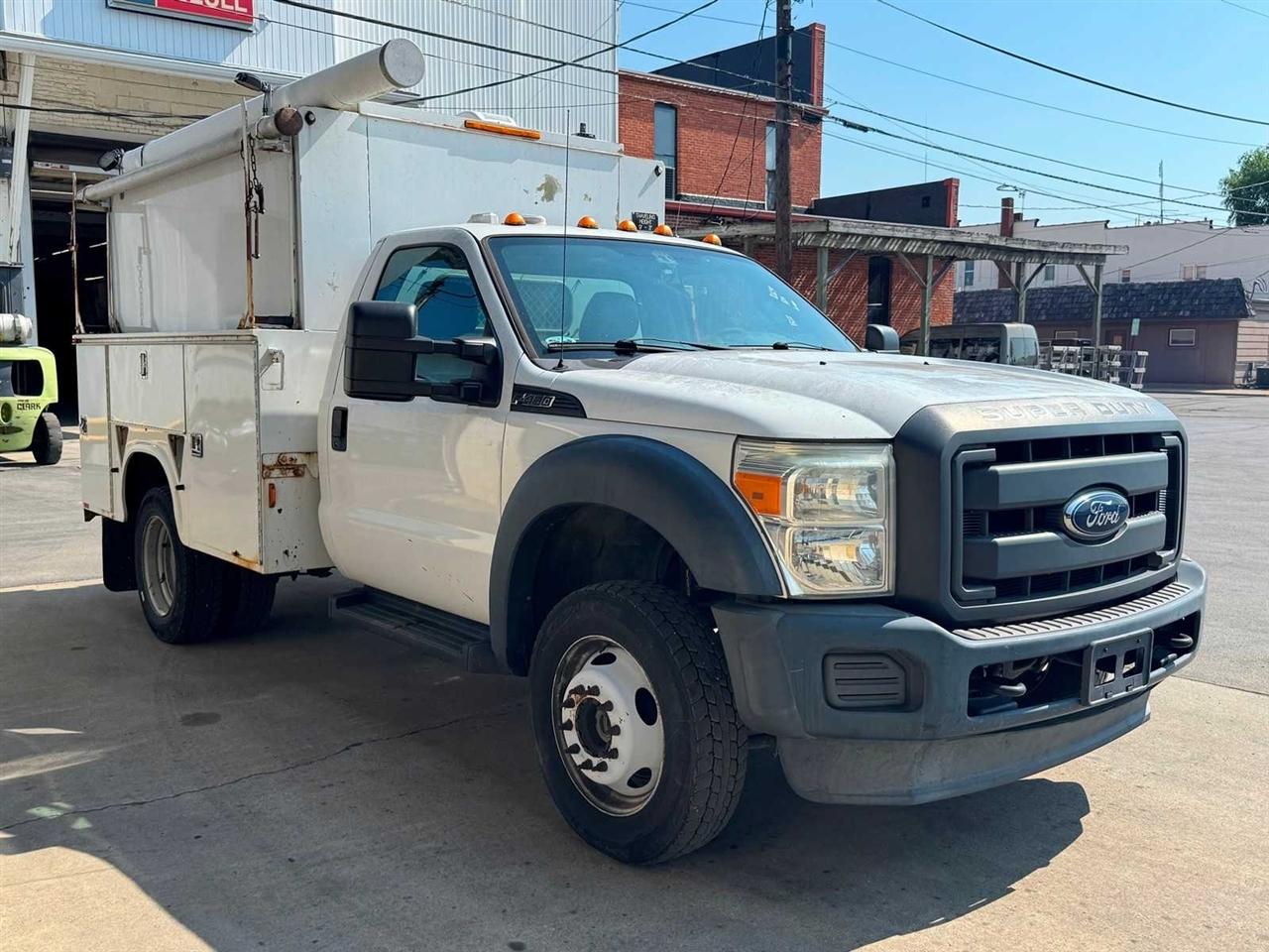 Ford Super Duty F-450 DRW 4WD Reg Cab 165" WB 84" CA XLT 2015