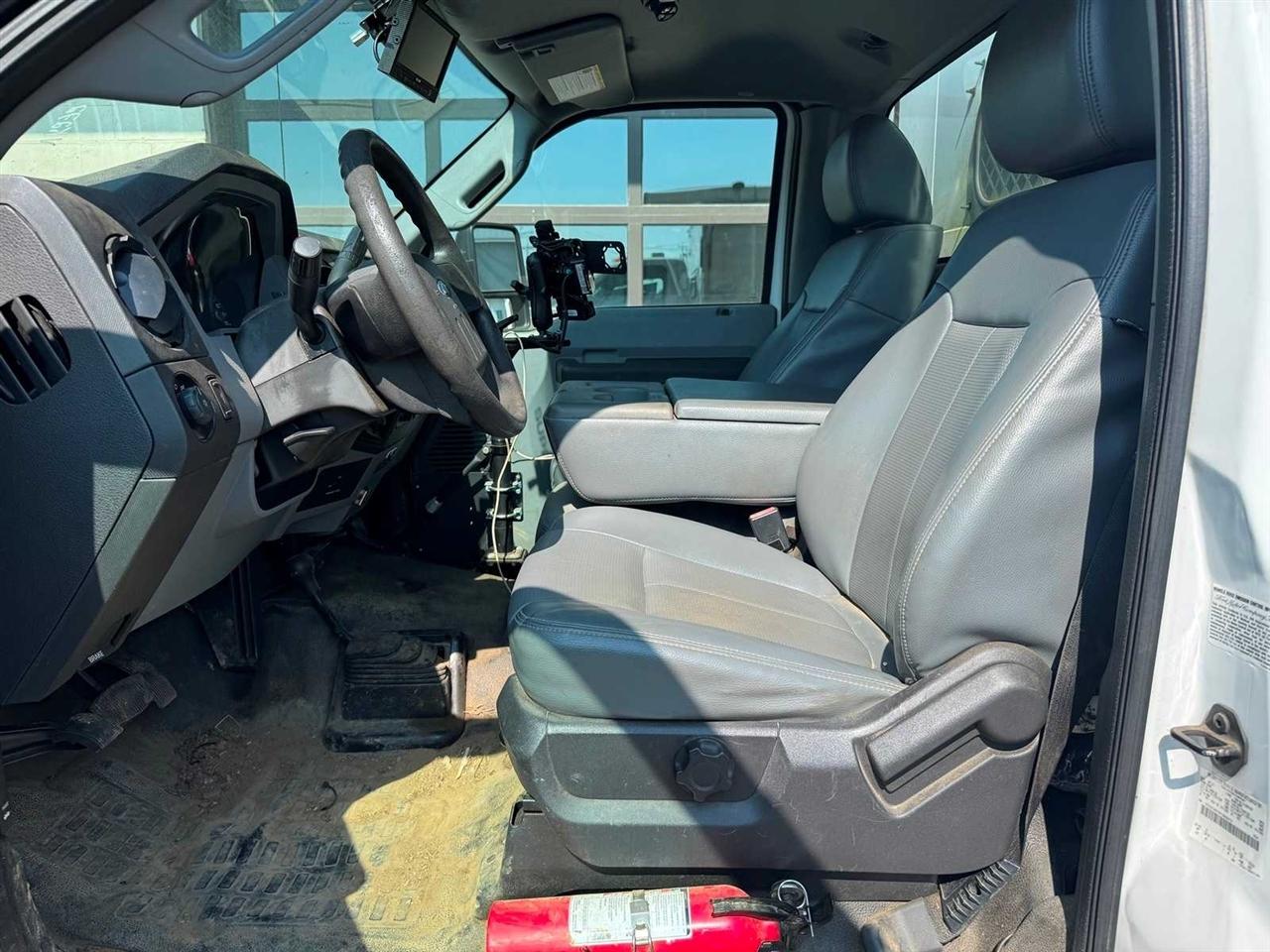 Ford Super Duty F-450 DRW 4WD Reg Cab 165" WB 84" CA XLT 2015