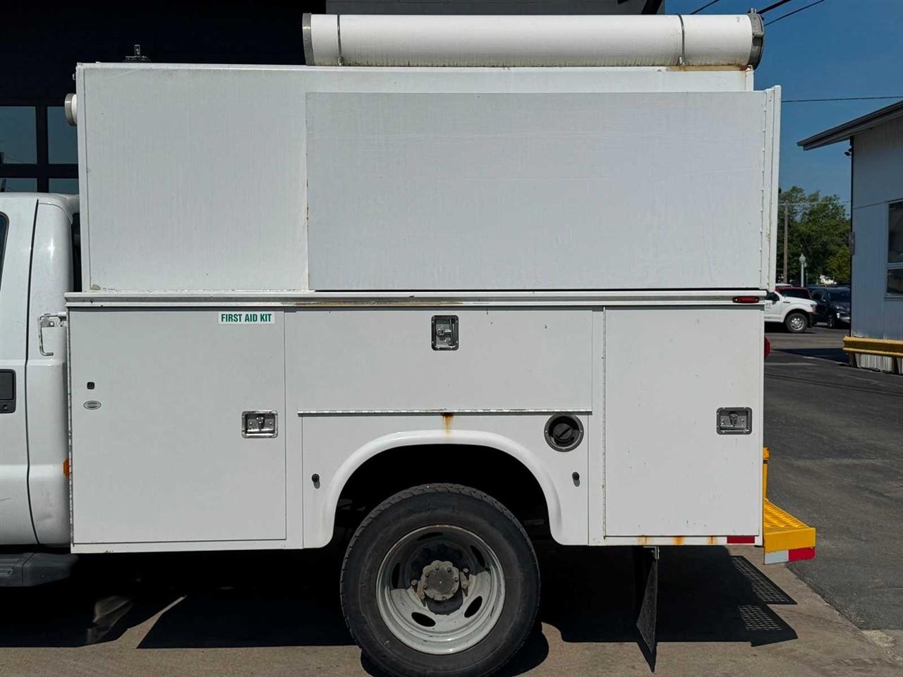 Ford Super Duty F-450 DRW 4WD Reg Cab 165" WB 84" CA XLT 2015
