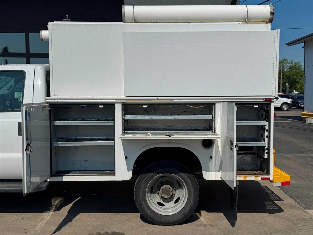 Ford Super Duty F-450 DRW 4WD Reg Cab 165" WB 84" CA XLT 2015