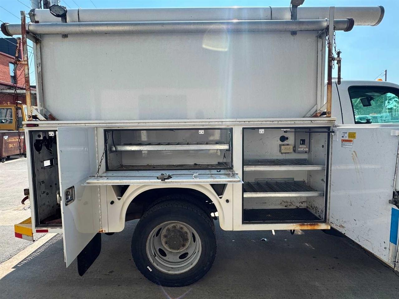Ford Super Duty F-450 DRW 4WD Reg Cab 165" WB 84" CA XLT 2015