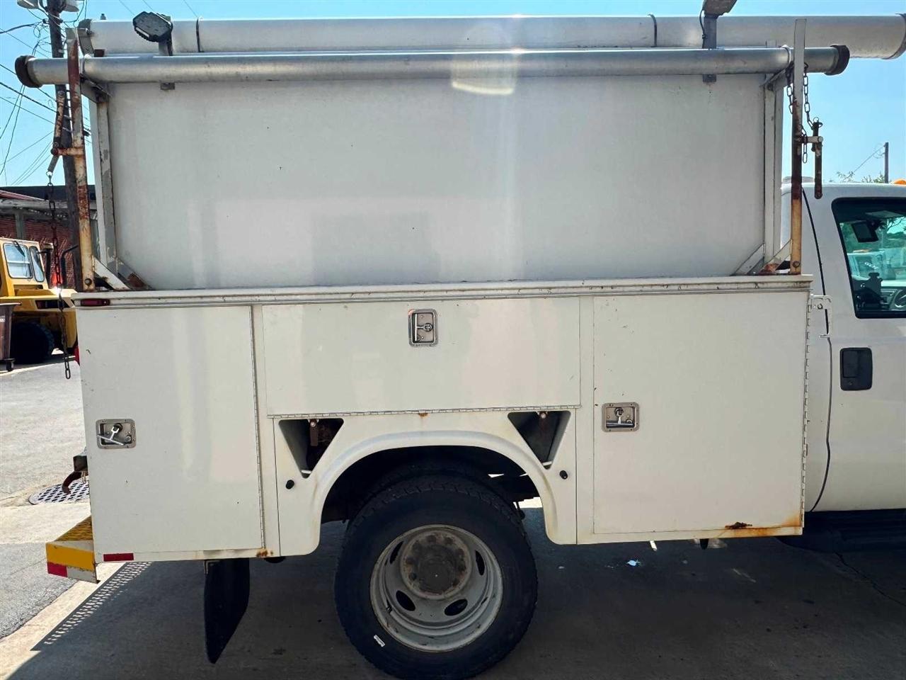 Ford Super Duty F-450 DRW 4WD Reg Cab 165" WB 84" CA XLT 2015