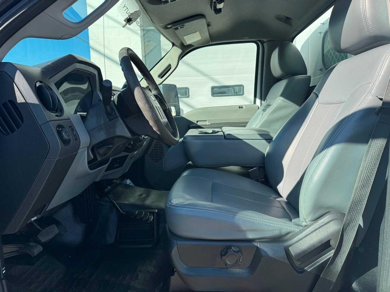 Ford Super Duty F-450 DRW 4WD Reg Cab 201" WB 120" CA XLT 2015
