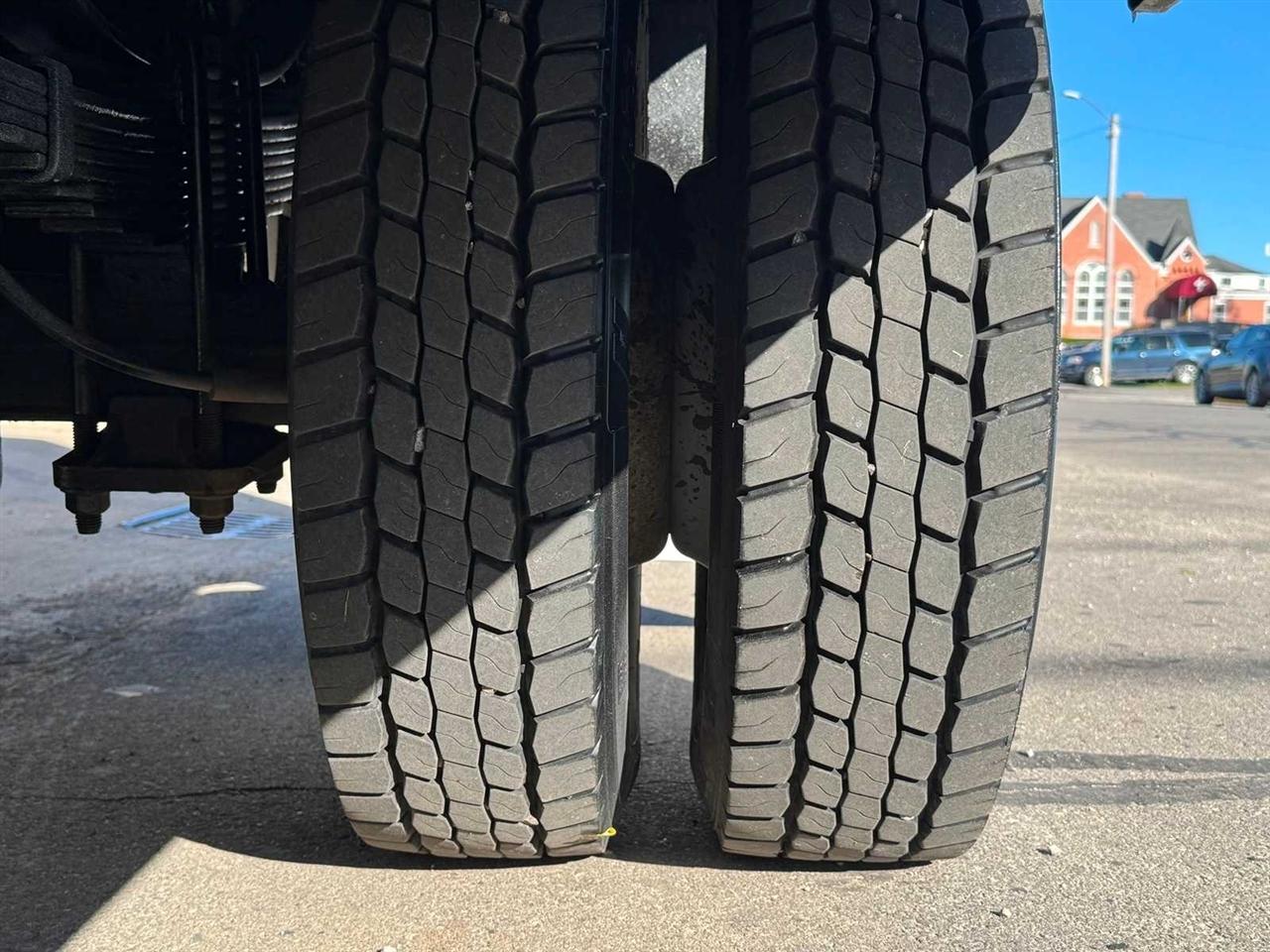 Ford Super Duty F-450 DRW 4WD Reg Cab 201" WB 120" CA XLT 2015