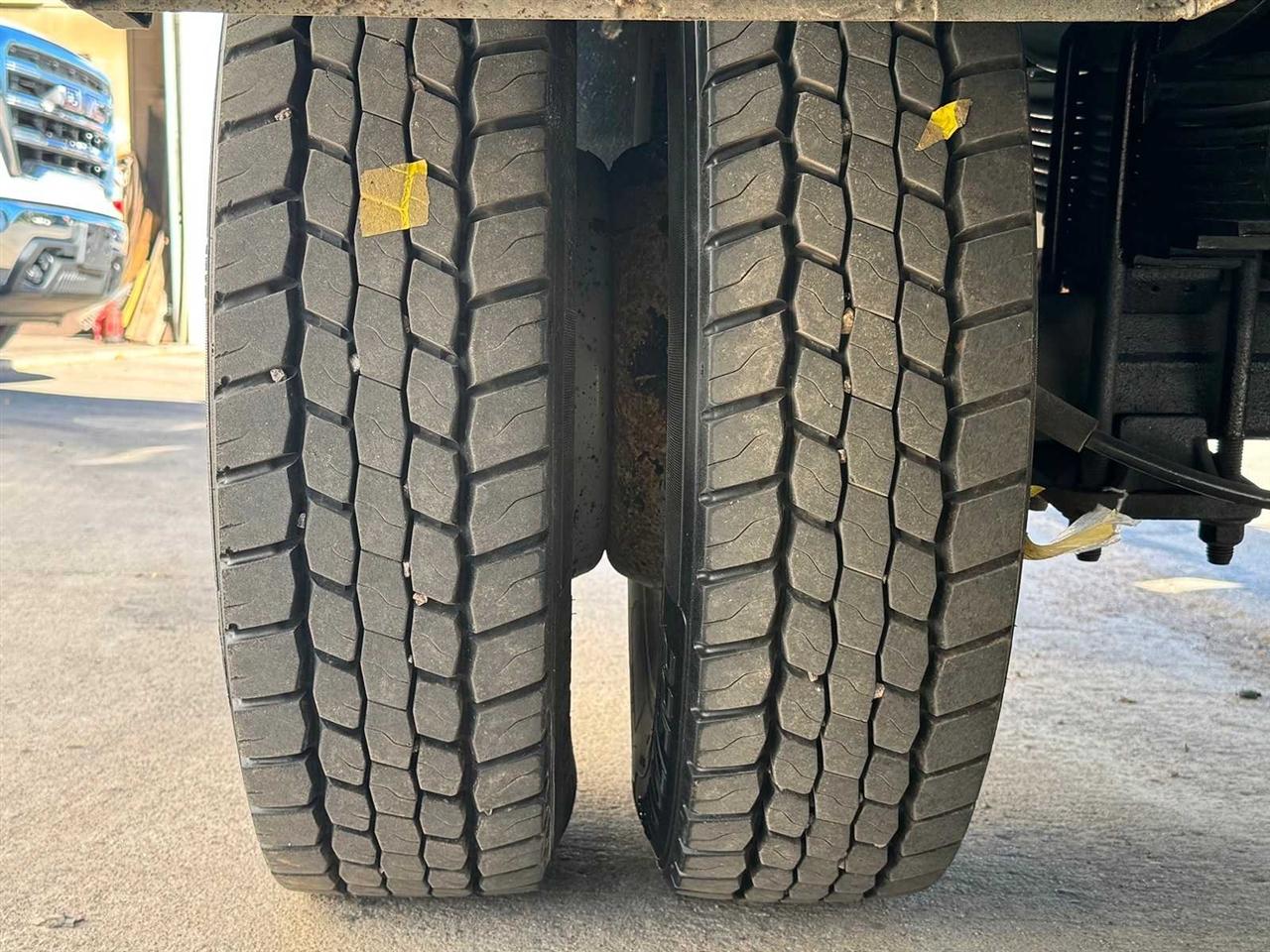 Ford Super Duty F-450 DRW 4WD Reg Cab 201" WB 120" CA XLT 2015